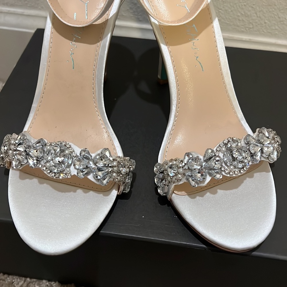 Blue by Betsey Johnson White Heels with Silver Accents - Picture 4 of 9